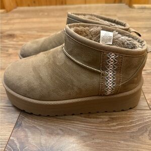 Aspen Cozy Tan Suede Ankle Boots Womens 6